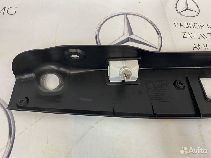 Накладка замка крышки багажника Mercedes W204