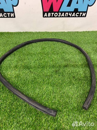 Уплотнитель дверного проема передний правый Ford