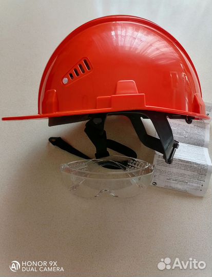 Каска строительная +защитные очки. новое