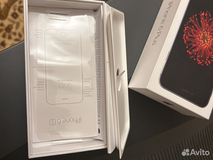 Две коробки iPhone с бумагами