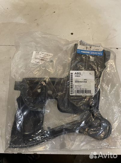 Кронштейн левого крыла Mazda 3 BL