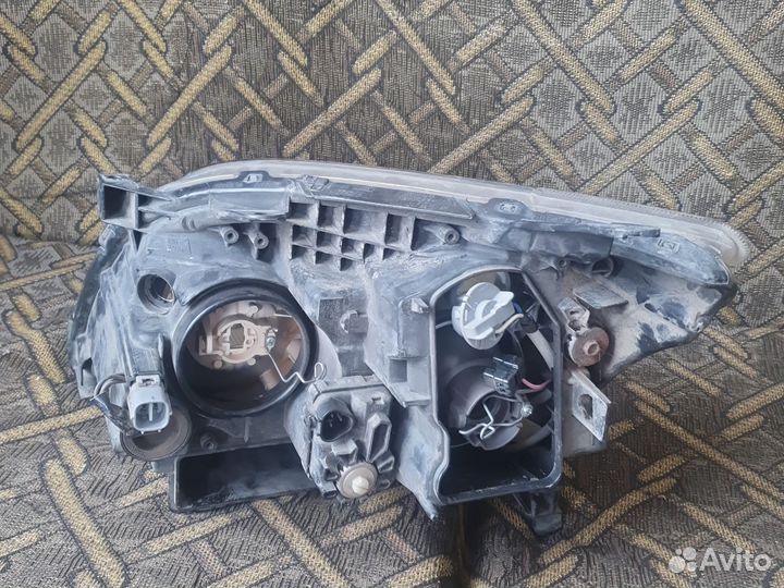 Фара правая toyota avensis