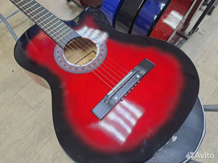 Гитара акустическая красная с металлическими струн