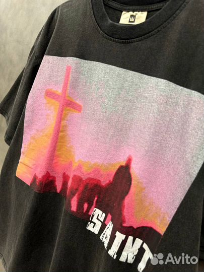 Стильная футболка Saint