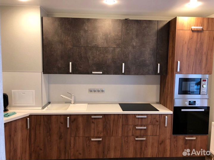 Уютный кухонный гарнитур в современном стиле