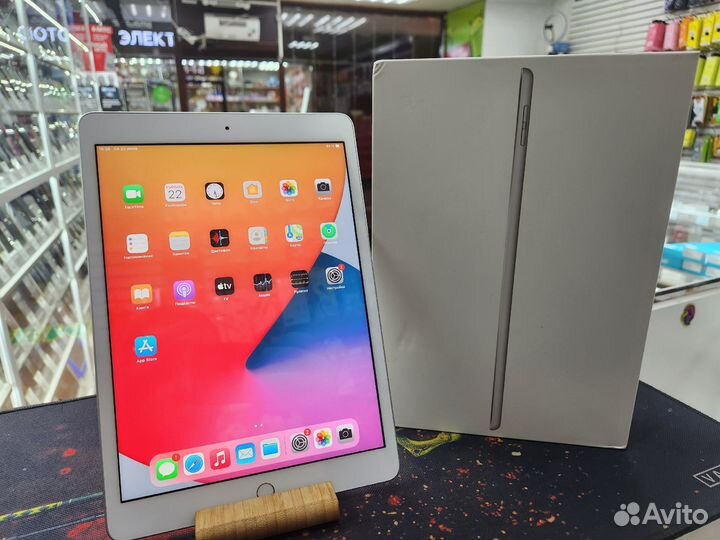 Планшет Apple iPad (8-го поколения) 32GB