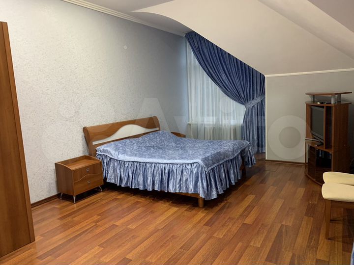 Коттедж 360 м² на участке 5 сот.