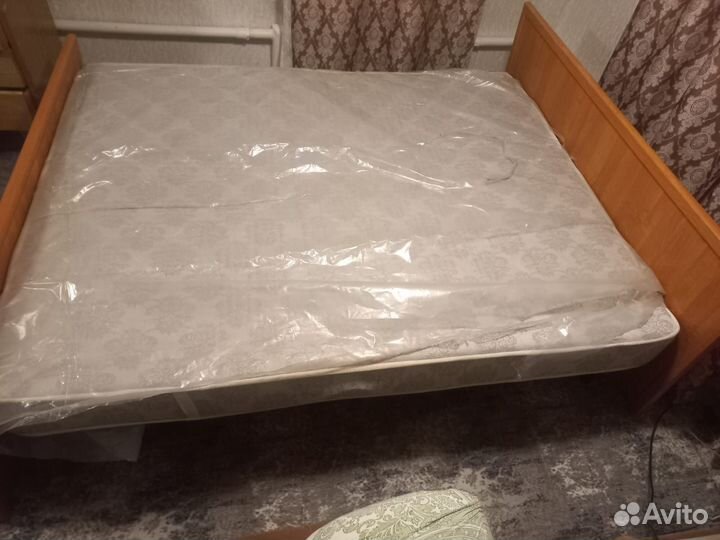 Кровать с матрасом