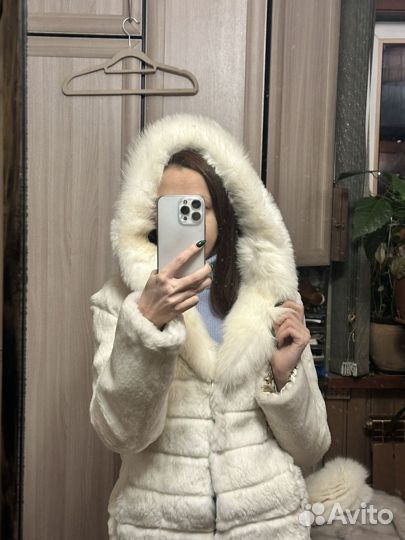 Шуба из кролика с капюшоном белая