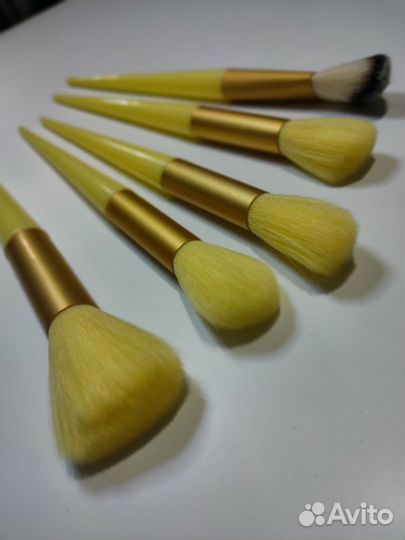 Кисти для макияжа желтые в чехле