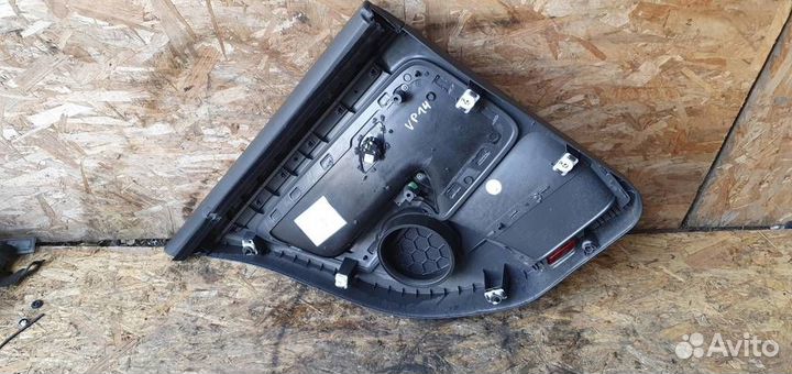 Обшивка двери задней правой Volkswagen Golf V 200