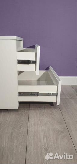 Тумба белая прикроватная с ящиками