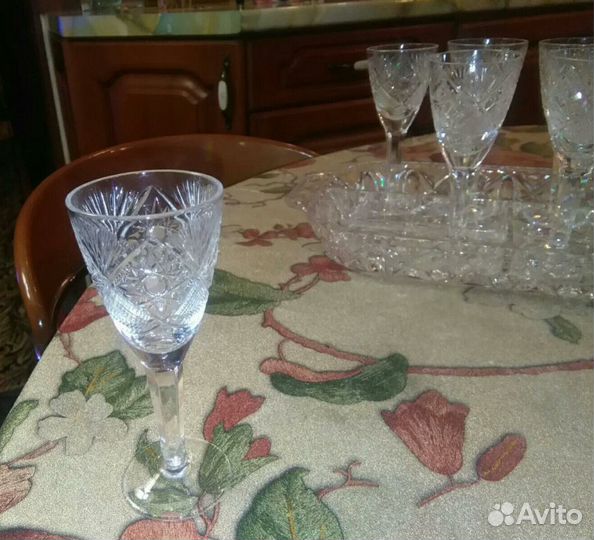 Чехословацкий хрусталь 8 рюмок и поднос