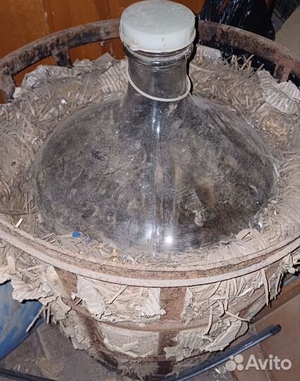 Толстостенный бутыль в металической корзине