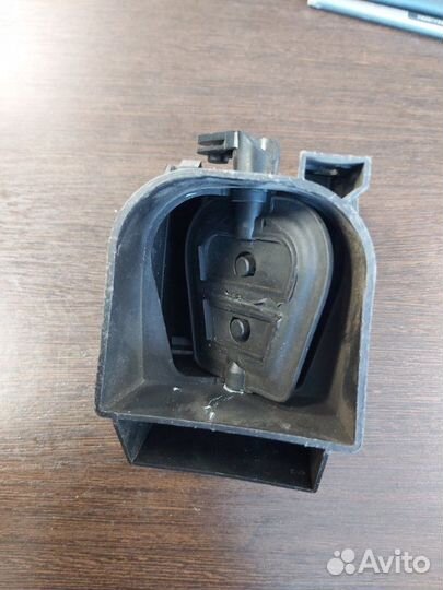 Дефлектор воздушный левый Volkswagen Touareg 1 4.2