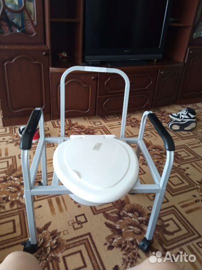 Кресло-стул с санитарным оснащением (с колесами)