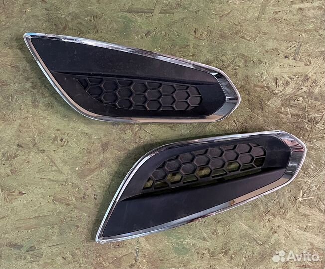 Решетка бампера,заглушка птф. Volvo S60