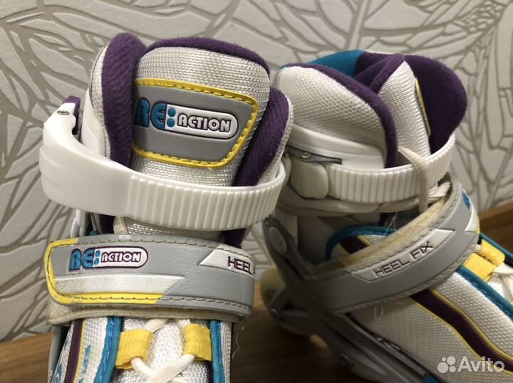 Ролики, роликовые коньки, и шлем reaction