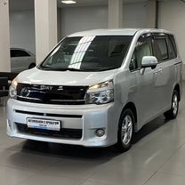 Toyota Voxy 2.0 CVT, 2011, 137 173 км, с пробегом, цена 1 570 000 руб.