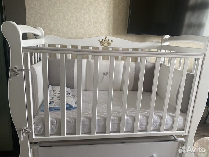 Детская кроватка люлька с маятником