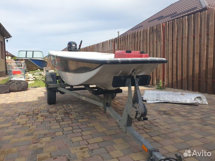 Моторная лодка пластиковая тримаран
