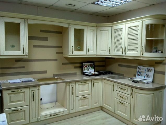 Кухни марии распродажа образцов. Белорусская кухня. Выставочная кухня. Витрина угловая для кухни.