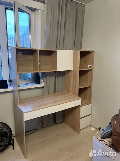 Рабочий стол с надстройкой и стеллажом