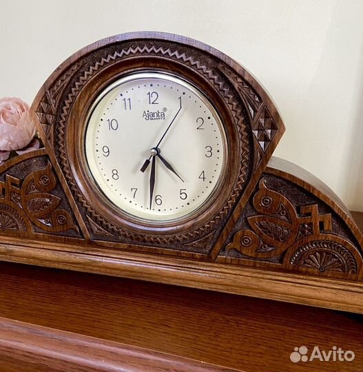 Часы настольные деревянные резные
