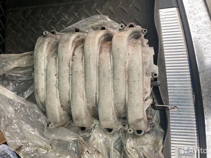 Впускной коллектор volkswagen touareg 4.2