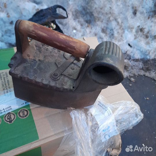 Угольный утюг с трубой