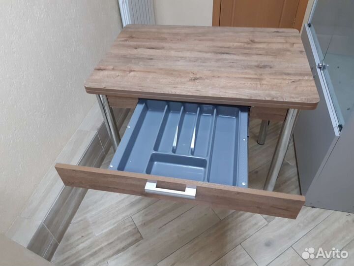 Стол обеденный