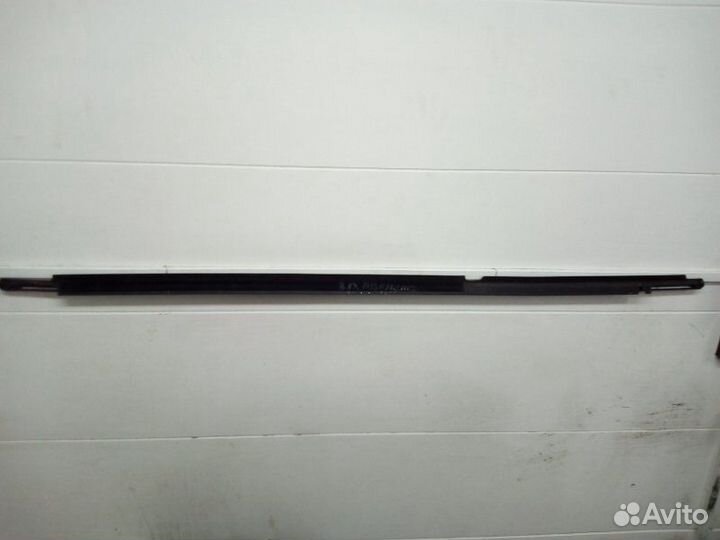 Накладка стекла задняя правая Toyota Avensis 2