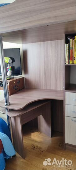 Детская кровать со столом и шкафом