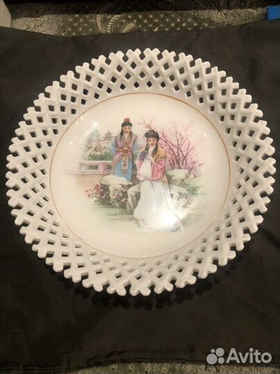 Красивая антикварная тарелка, сухарница