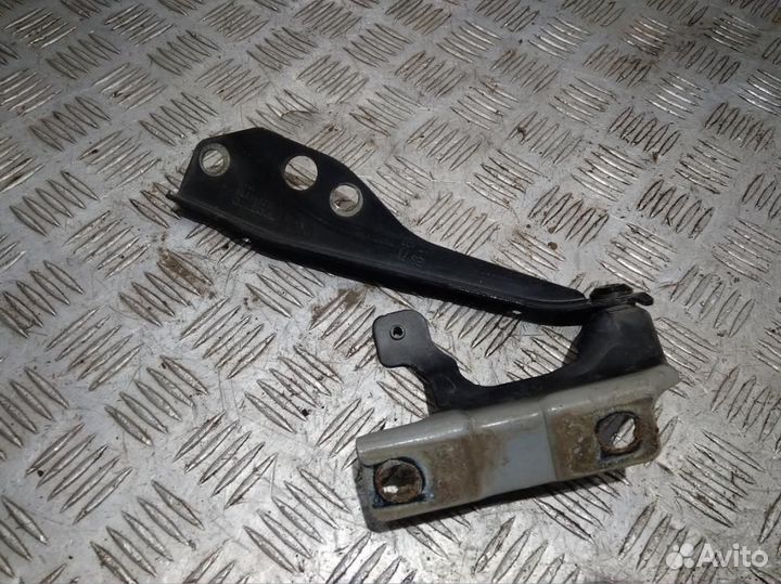 Петля капота S40 (04-12) /C30 (06-13) пер R б\у (арт. 30753598)