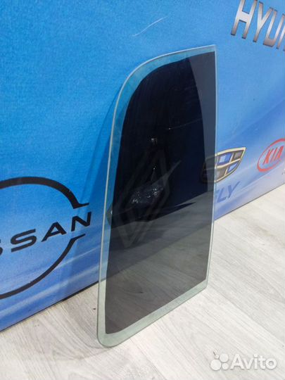 Форточка стекло двери Renault sandero Лев