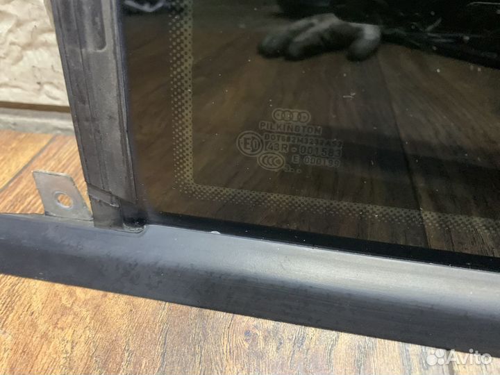 Audi A3 8P Стекло кузовное глухое левое