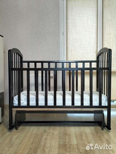 Детская кроватка с маятником