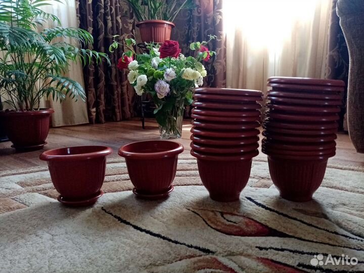 Пластиковое кашпо для цветов