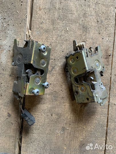 Замок передней правой и левый двери