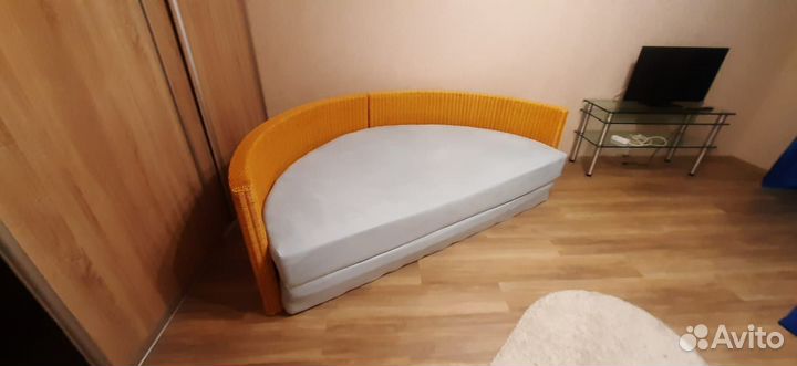 Круглый диван