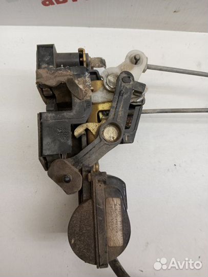 Замок боковой двери задний левый Mazda 323 хетчбек