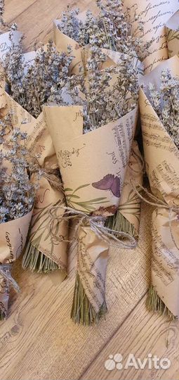 Сухоцветы лаванды в упаковочный бумаге