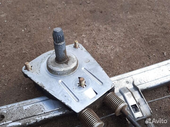 Задний правый стеклоподъёмник mazda 323 ba