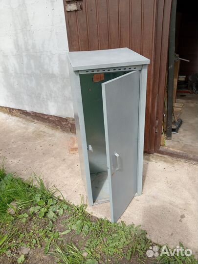 Металлический шкафчик для газового баллона