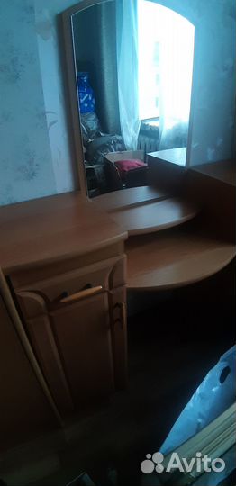 Трюмо с зеркалом