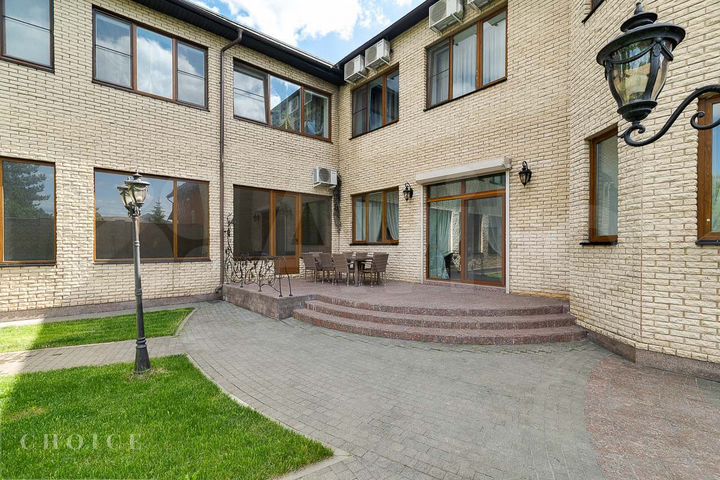 Коттедж 670 м² на участке 16 сот.