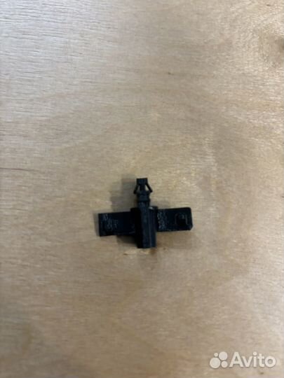 Фиксатор крепления крышки форсунки омывателя фар