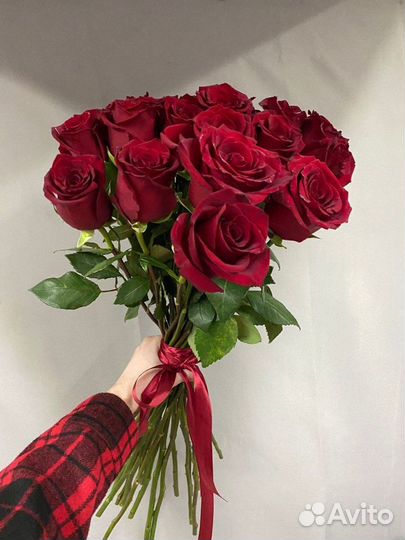 Букет из 21 высокой красной розы