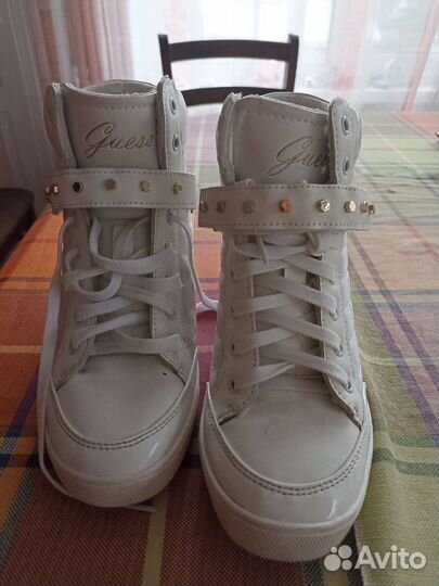 Кроссовки женские сникерсы guess